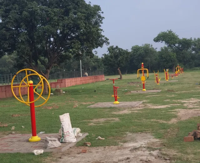 Outdoor fitness equipment, wider view